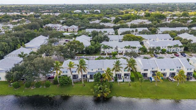 9807 NW 57th Mnr, Coral Springs, FL 33076