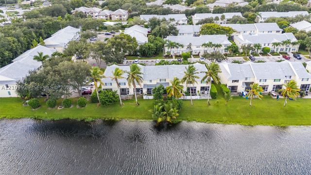 9807 NW 57th Mnr, Coral Springs, FL 33076