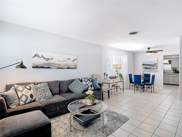 220 SE JEFFERSON CIRCLE N, St Petersburg, FL 33703