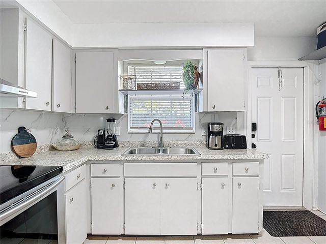 220 SE JEFFERSON CIRCLE N, St Petersburg, FL 33703