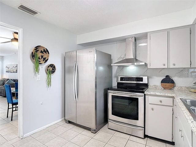 220 SE JEFFERSON CIRCLE N, St Petersburg, FL 33703