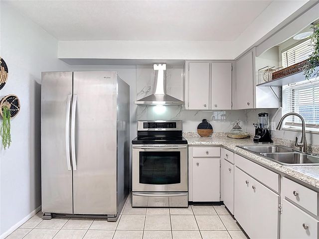 220 SE JEFFERSON CIRCLE N, St Petersburg, FL 33703