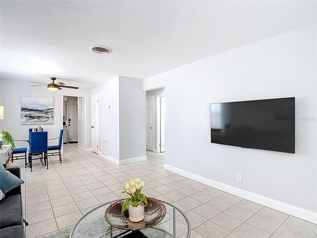 220 SE JEFFERSON CIRCLE N, St Petersburg, FL 33703