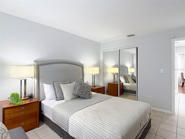 220 SE JEFFERSON CIRCLE N, St Petersburg, FL 33703