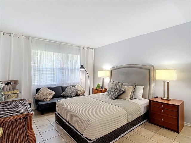 220 SE JEFFERSON CIRCLE N, St Petersburg, FL 33703