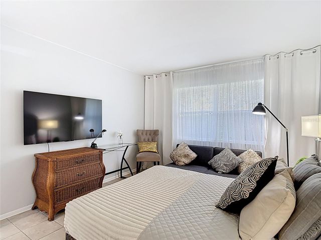 220 SE JEFFERSON CIRCLE N, St Petersburg, FL 33703