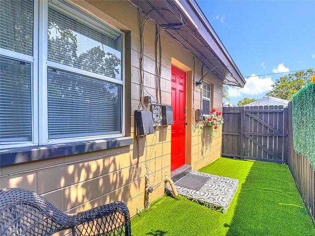 220 SE JEFFERSON CIRCLE N, St Petersburg, FL 33703