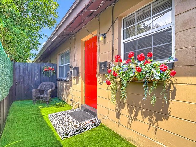 220 SE JEFFERSON CIRCLE N, St Petersburg, FL 33703