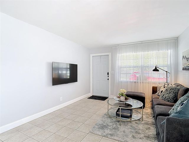 220 SE JEFFERSON CIRCLE N, St Petersburg, FL 33703