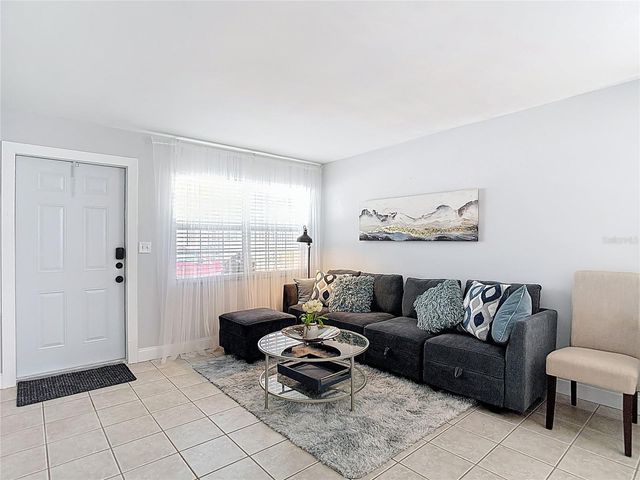 220 SE JEFFERSON CIRCLE N, St Petersburg, FL 33703