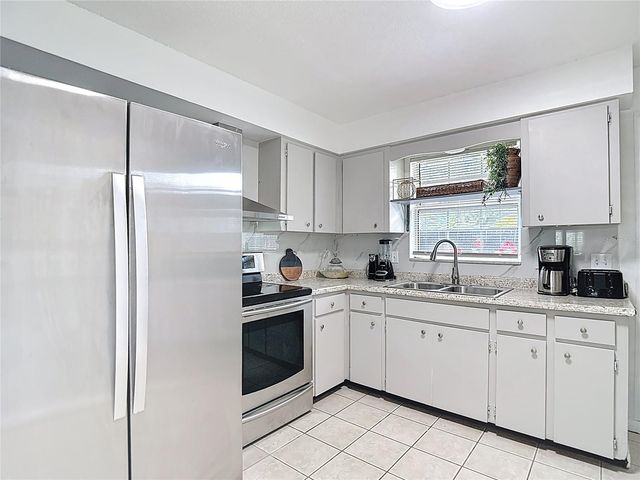 220 SE JEFFERSON CIRCLE N, St Petersburg, FL 33703