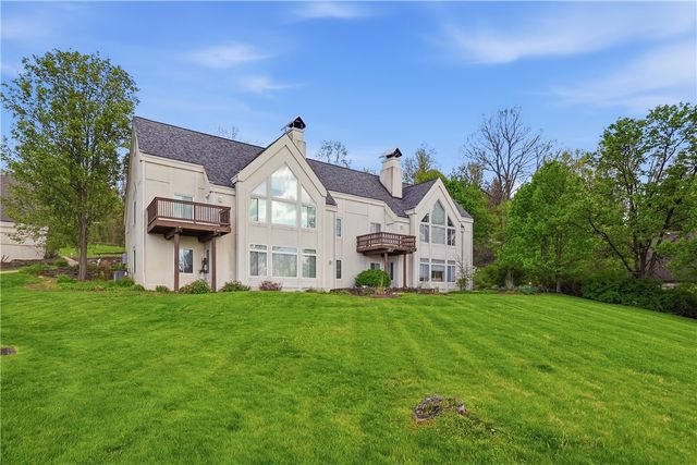7 Ridgemead Fields Dr, Plum Boro, PA 15147