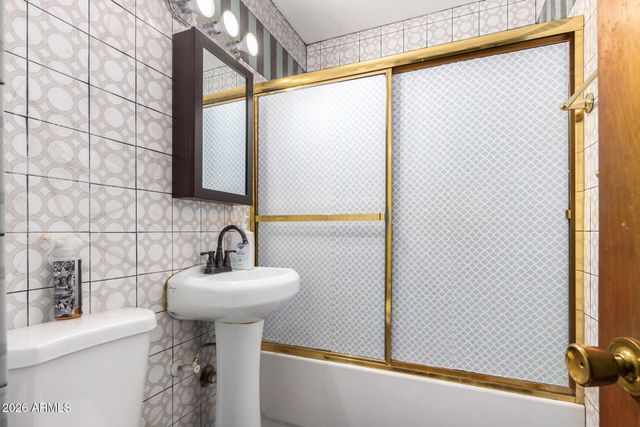 2825 N 33RD Place, Phoenix, AZ 85008