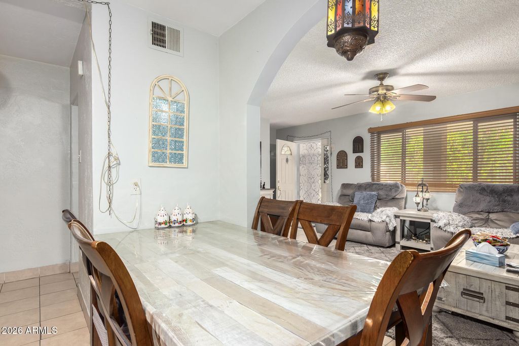 Image 10 of property listing at 2825 N 33RD Place, Phoenix, AZ 85008