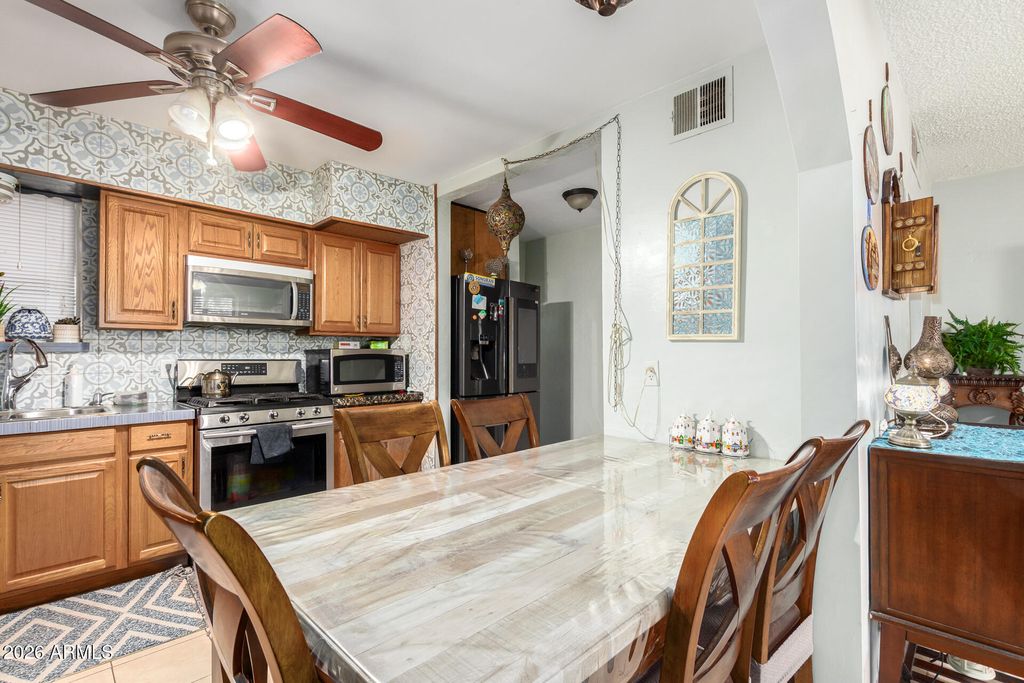 Image 11 of property listing at 2825 N 33RD Place, Phoenix, AZ 85008