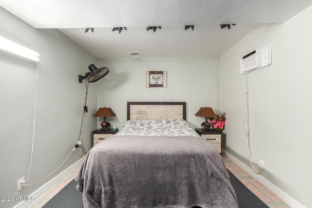 Image 15 of property listing at 2825 N 33RD Place, Phoenix, AZ 85008