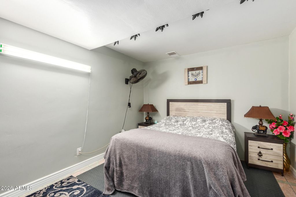 Image 16 of property listing at 2825 N 33RD Place, Phoenix, AZ 85008