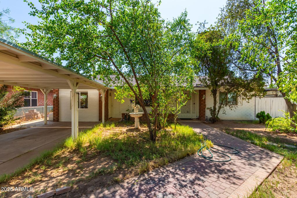 Image 2 of property listing at 2825 N 33RD Place, Phoenix, AZ 85008
