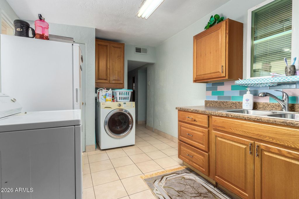 Image 24 of property listing at 2825 N 33RD Place, Phoenix, AZ 85008