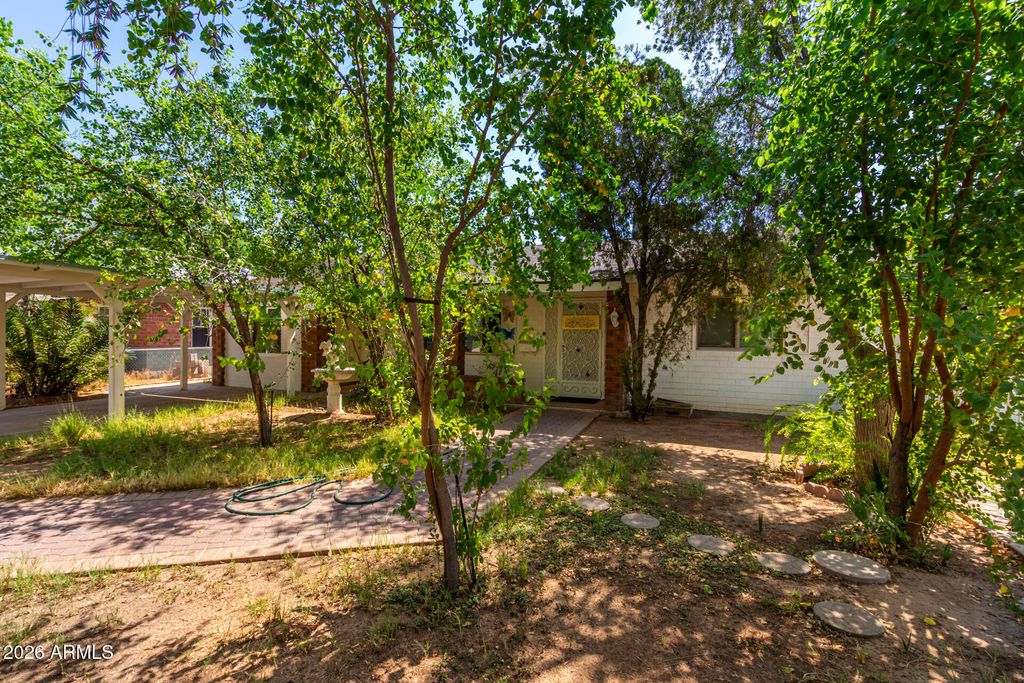 Image 3 of property listing at 2825 N 33RD Place, Phoenix, AZ 85008