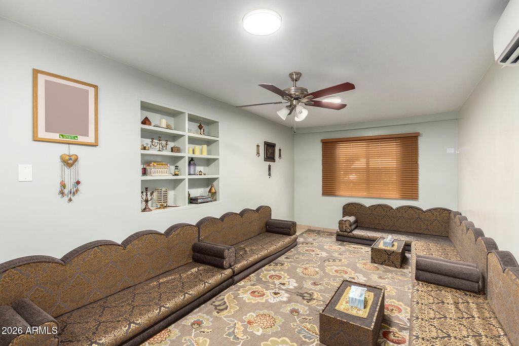 Image 5 of property listing at 2825 N 33RD Place, Phoenix, AZ 85008