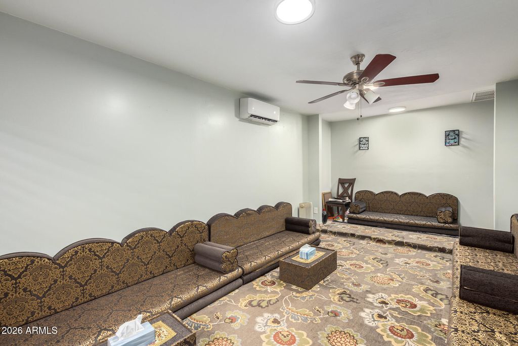 Image 6 of property listing at 2825 N 33RD Place, Phoenix, AZ 85008