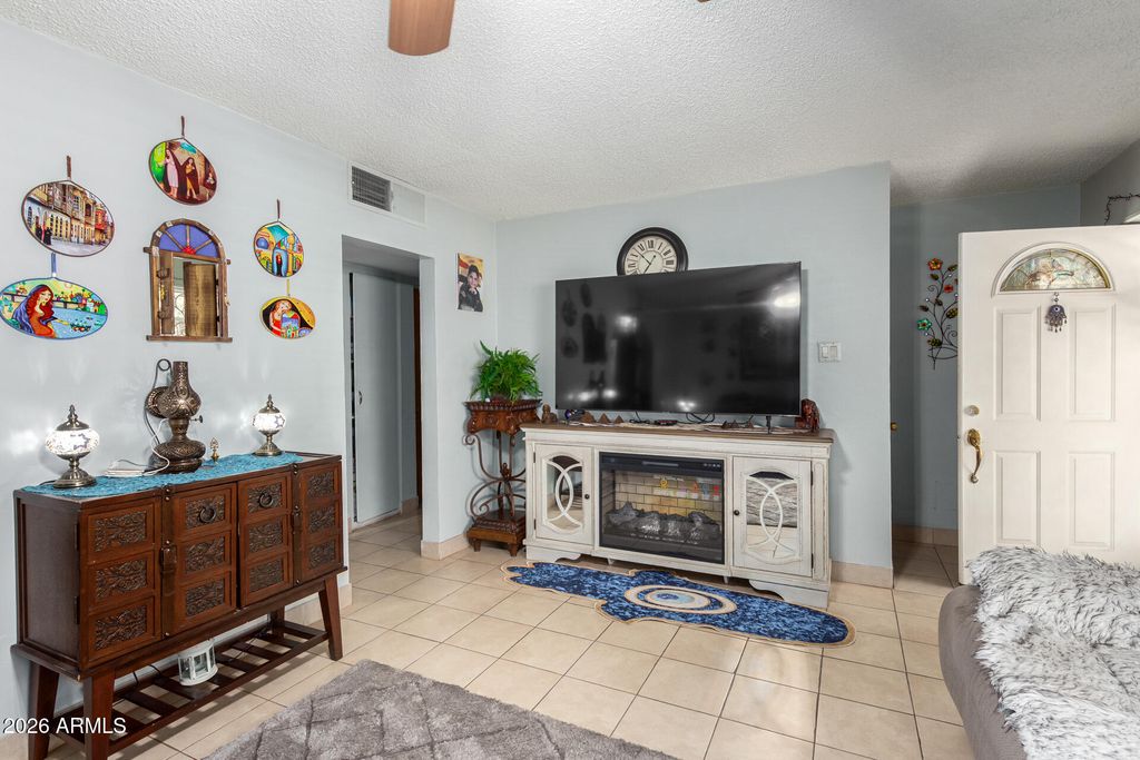 Image 8 of property listing at 2825 N 33RD Place, Phoenix, AZ 85008