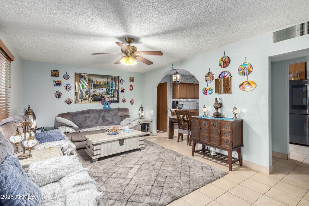 Image 9 of property listing at 2825 N 33RD Place, Phoenix, AZ 85008