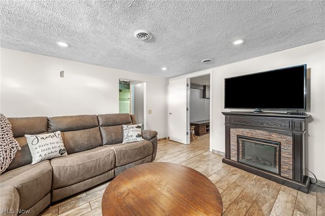 3710 W Pleasant Valley Road, Parma, OH 44134