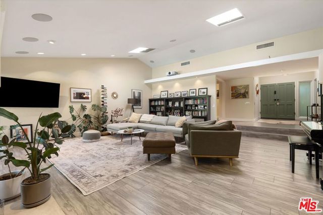 4927 Bellaire Avenue, Valley Village, CA 91607