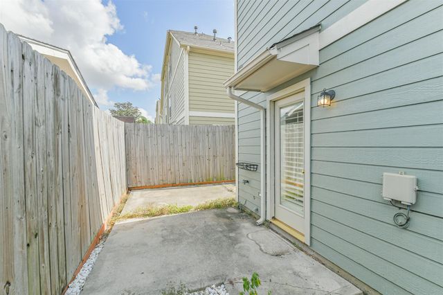 738 Redwing Place Drive, Houston, TX 77009