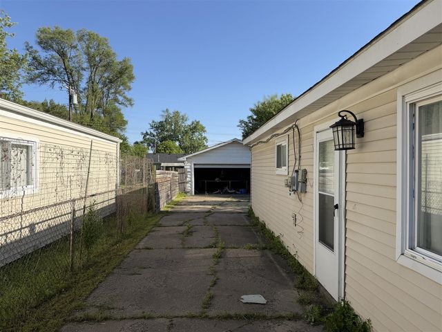 2190 Garrick Avenue, Warren, MI 48091