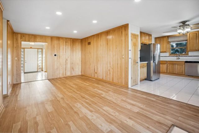 1820 W Thornwood Lane, Mount Prospect, IL 60056