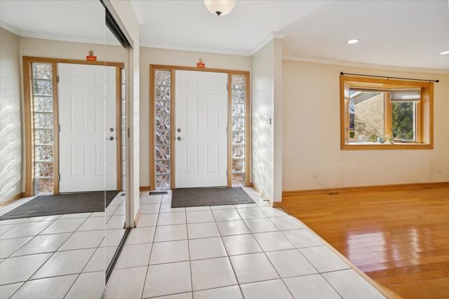 1820 W Thornwood Lane, Mount Prospect, IL 60056