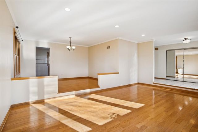 1820 W Thornwood Lane, Mount Prospect, IL 60056