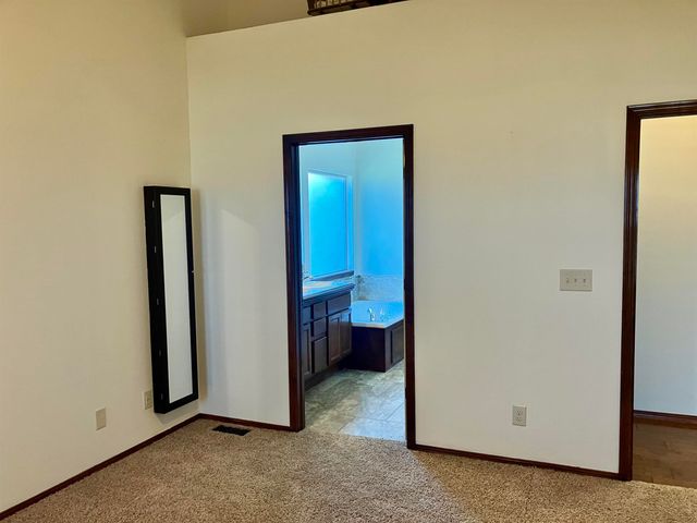 1160 N Countrywalk Ct, Rose Hill, KS 57133