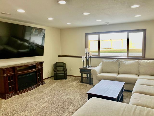 1160 N Countrywalk Ct, Rose Hill, KS 57133