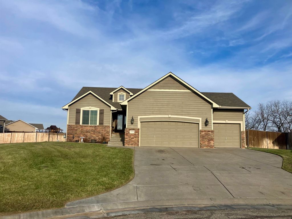 1160 N Countrywalk Ct, Rose Hill, KS 57133