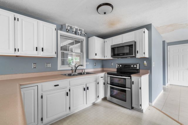 163 Wedgewood Lane, Manchester, NH 03109