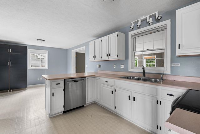 163 Wedgewood Lane, Manchester, NH 03109