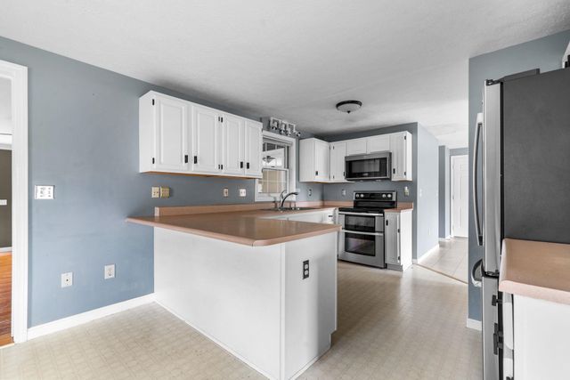 163 Wedgewood Lane, Manchester, NH 03109