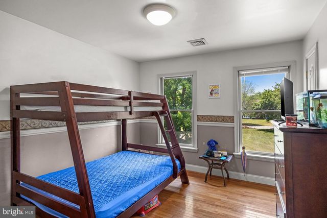 4 CANDLELIGHT DR, Beverly, NJ 08010