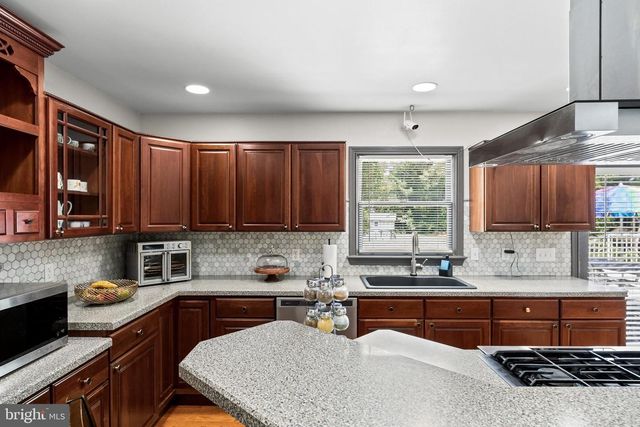 4 CANDLELIGHT DR, Beverly, NJ 08010