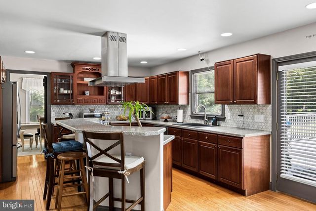 4 CANDLELIGHT DR, Beverly, NJ 08010