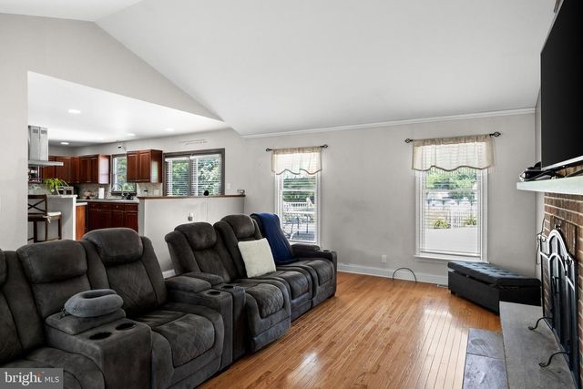 4 CANDLELIGHT DR, Beverly, NJ 08010