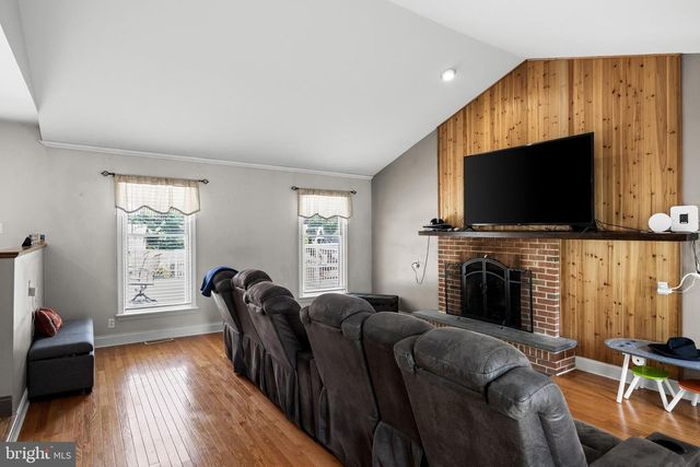 4 CANDLELIGHT DR, Beverly, NJ 08010