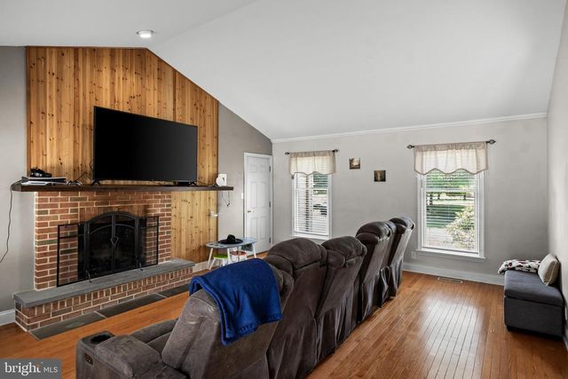 4 CANDLELIGHT DR, Beverly, NJ 08010