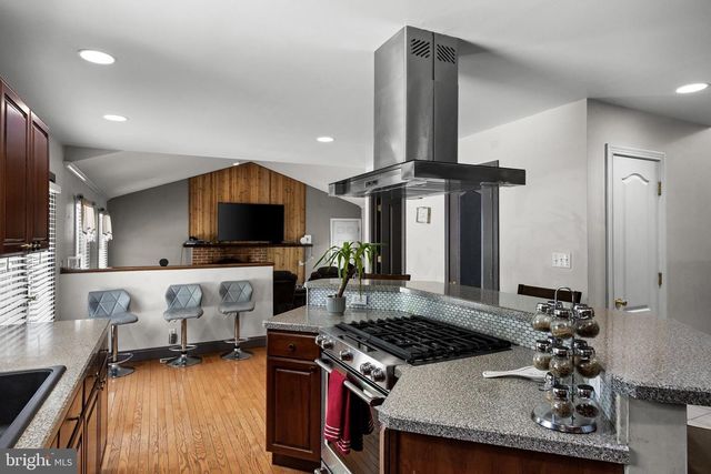 4 CANDLELIGHT DR, Beverly, NJ 08010