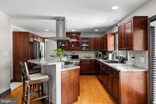 4 CANDLELIGHT DR, Beverly, NJ 08010