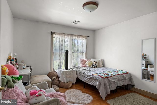 4 CANDLELIGHT DR, Beverly, NJ 08010